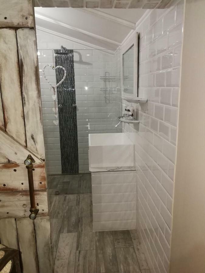 Posto Al Sole - Il Bacio Apartment Белвил Екстериор снимка