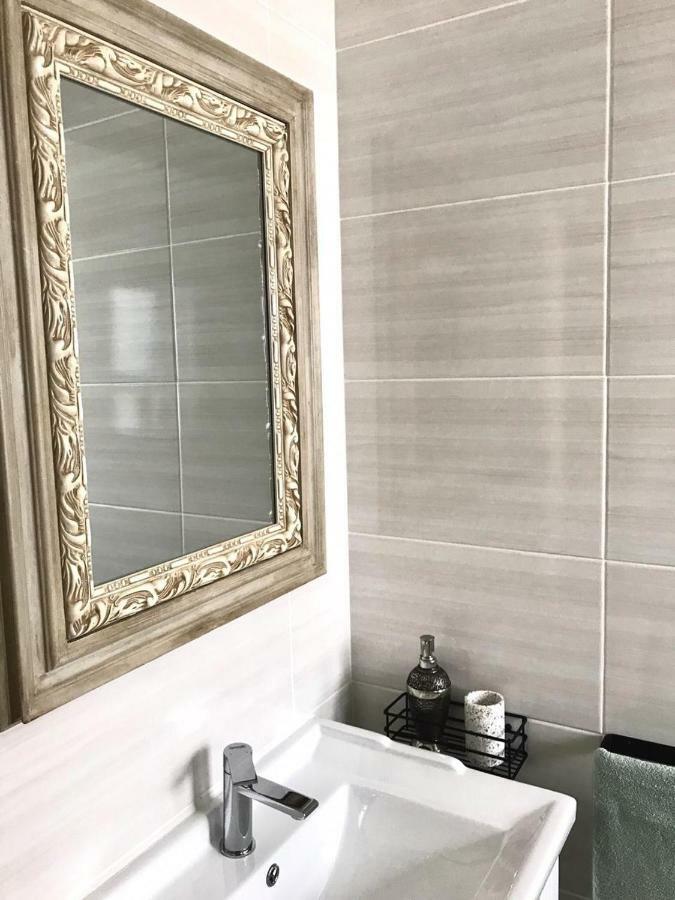 Posto Al Sole - Il Bacio Apartment Белвил Екстериор снимка
