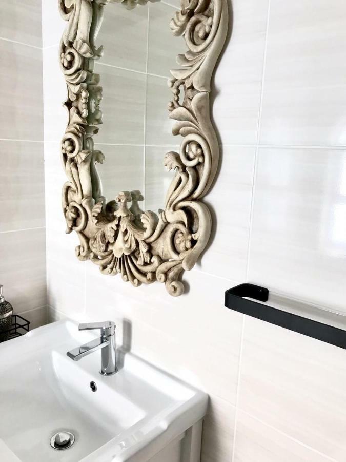 Posto Al Sole - Il Bacio Apartment Белвил Екстериор снимка